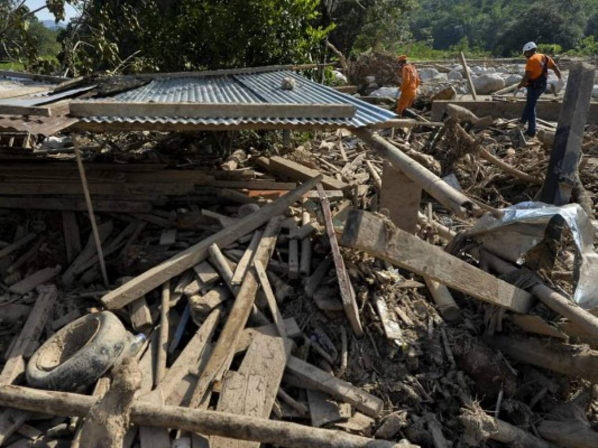 Sube a 320 el número de muertos por avalancha en Colombia, 118 de ellos menores