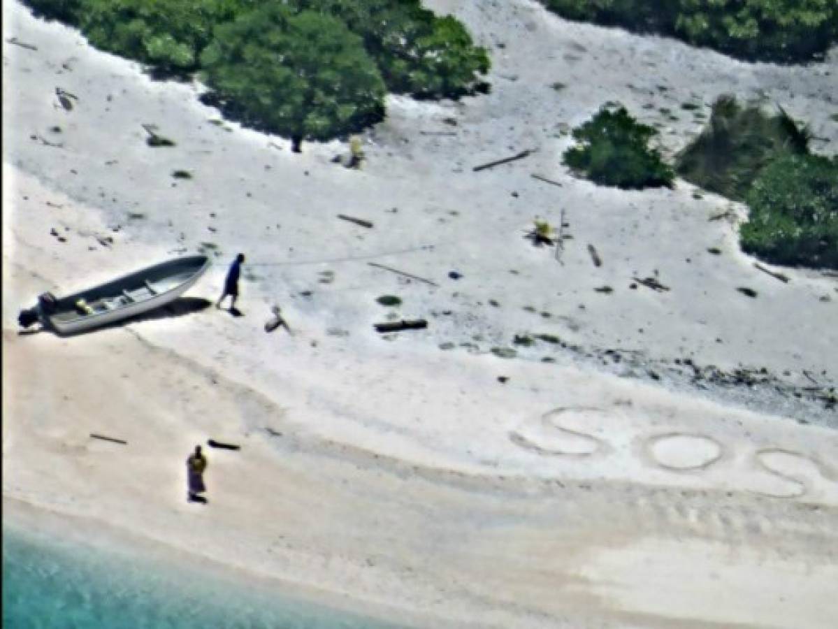 Rescatan a pareja en isla del Pacífico gracias a un 'SOS' escrito en la arena