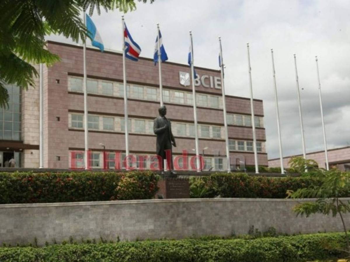 BCIE inyectará 1,000 millones de dólares a economía de Honduras por huracanes