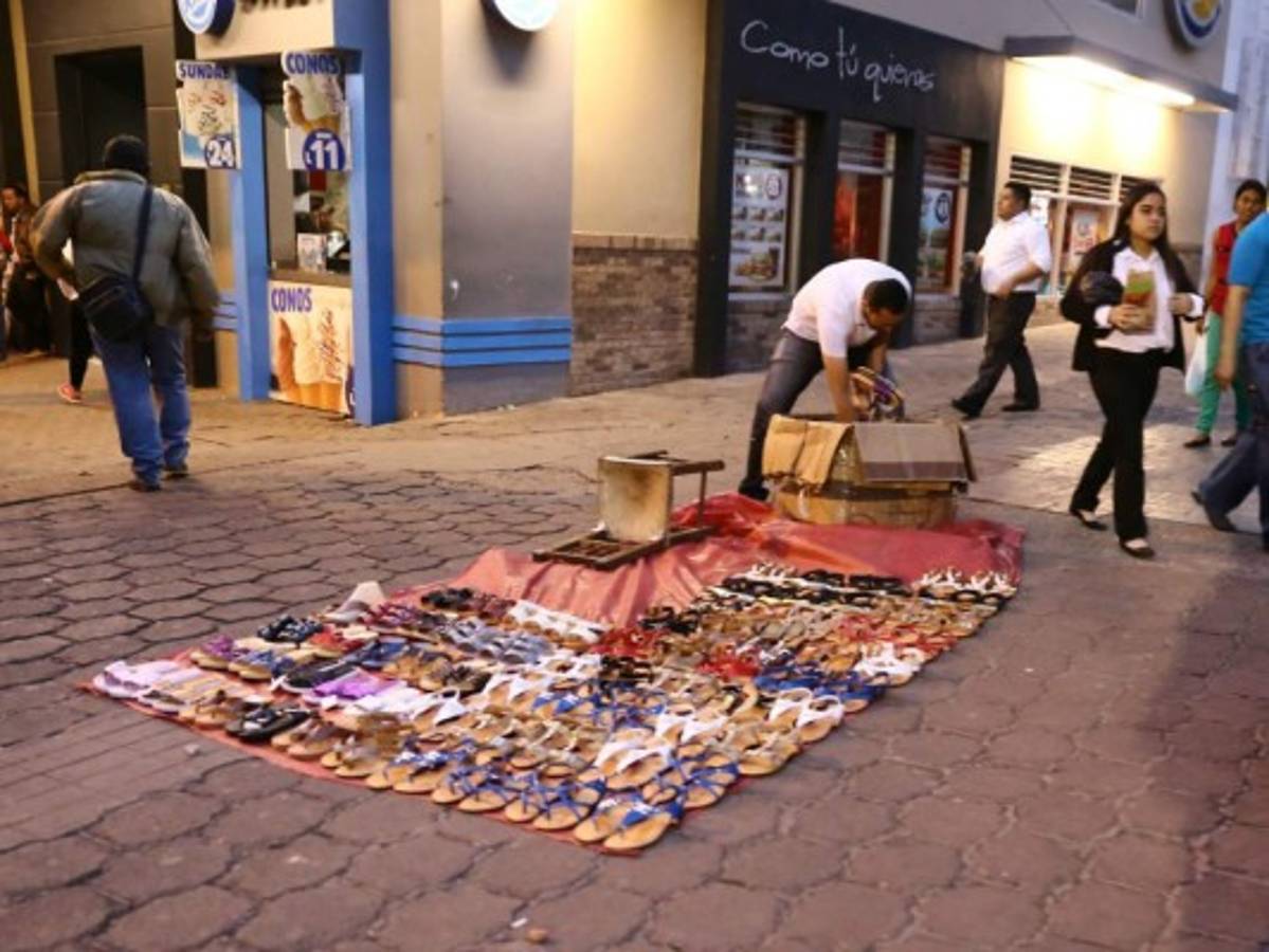 Desalojan a vendedores ambulantes del centro de la capital