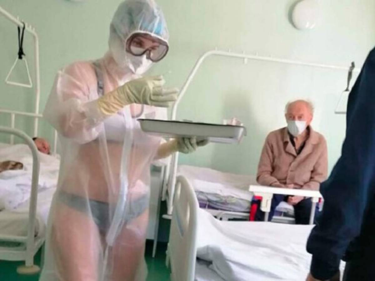 Suspenden a enfermera rusa por no usar ropa bajo su traje protector