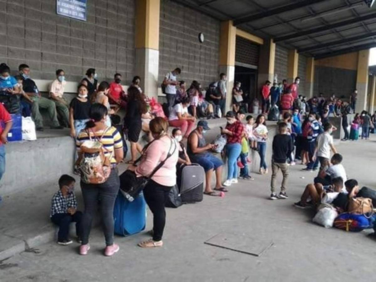 Pese a rebrote de covid-19, hondureños abarrotan terminales de buses  