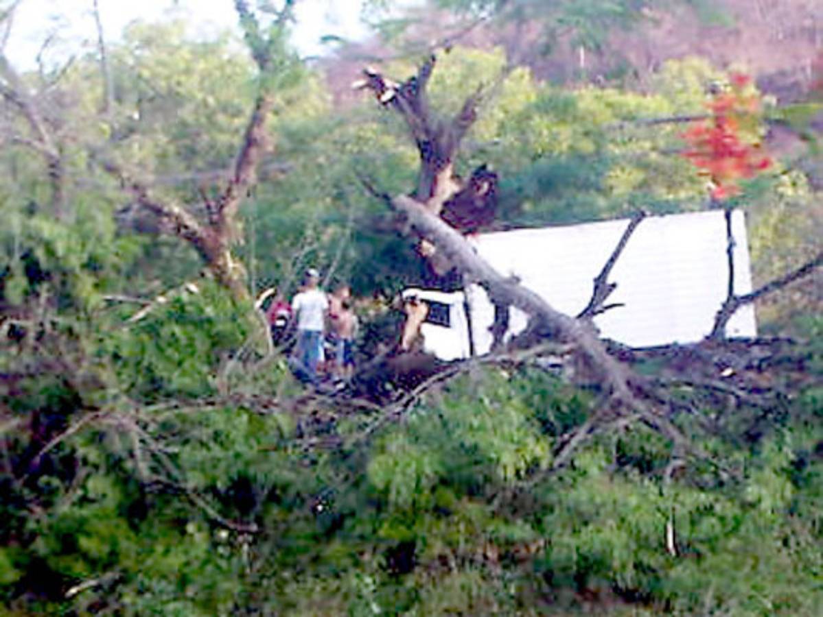 Vendaval y hasta lluvia de granizo azotan ciudad en el este de Honduras