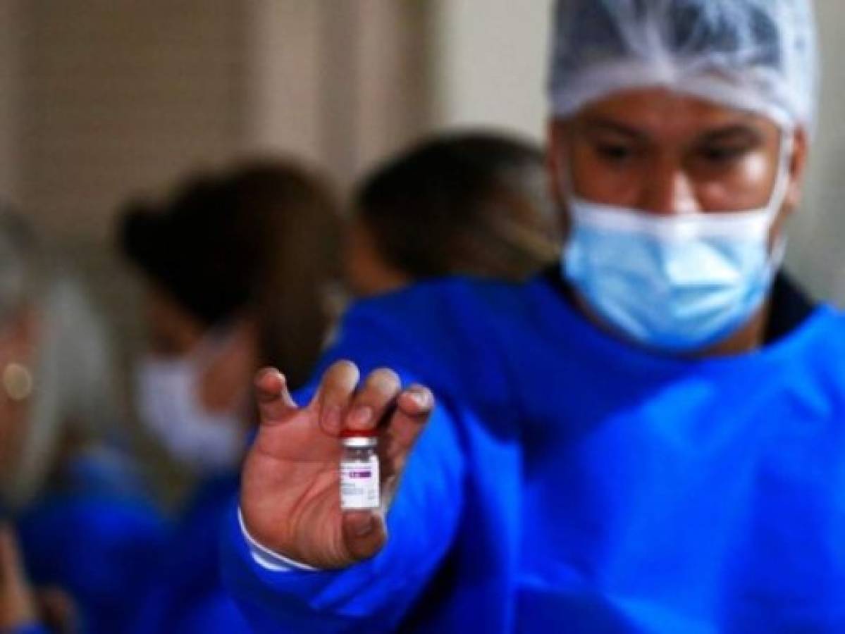 Paraguay: Suspenden vacuna de AstraZeneca a personas de 55 años