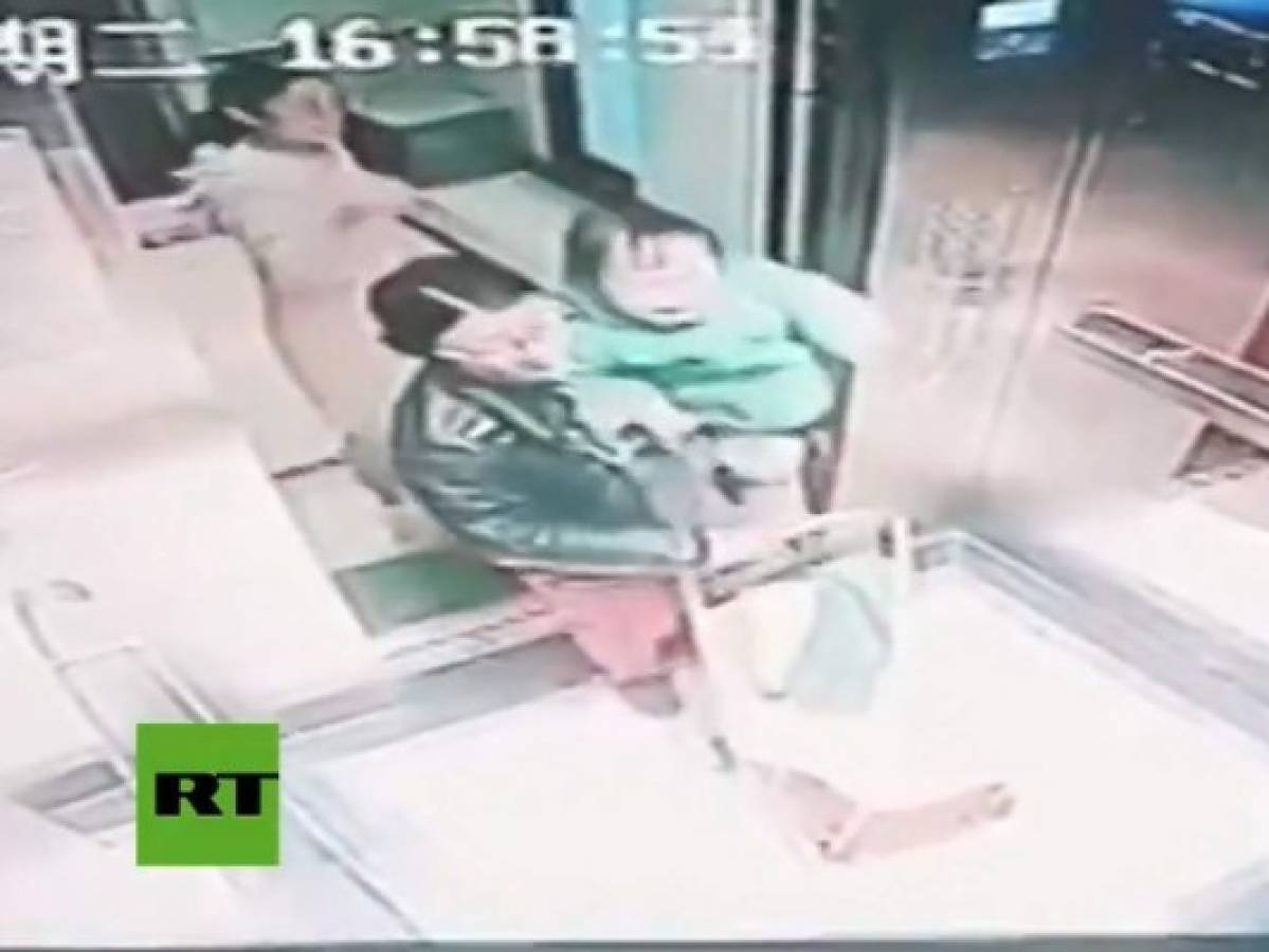 La mujer golpeó en reiteradas ocasiones a la niña al ingresar al elevador.