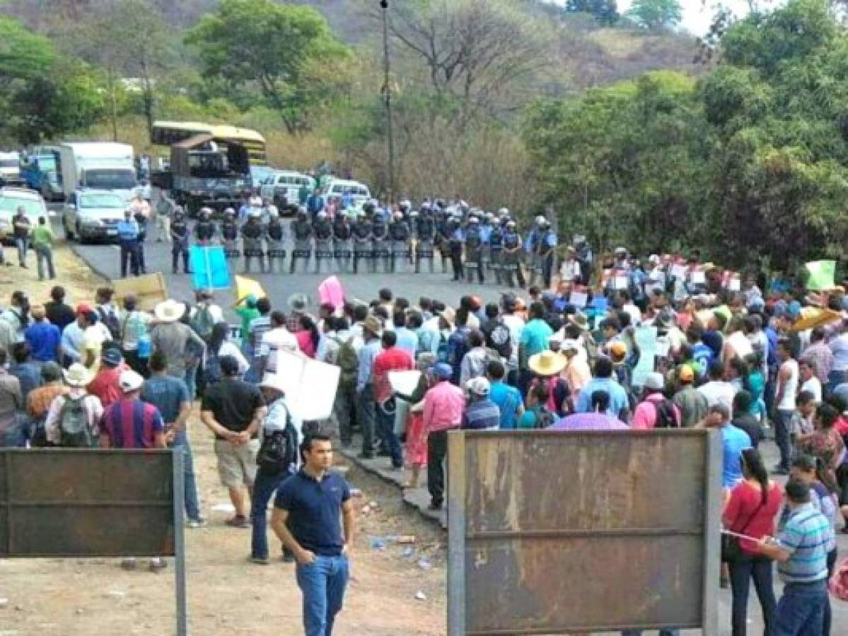 Dos protestas paralizan la salida al sur de Honduras; contra de explotación de ríos y extorsión