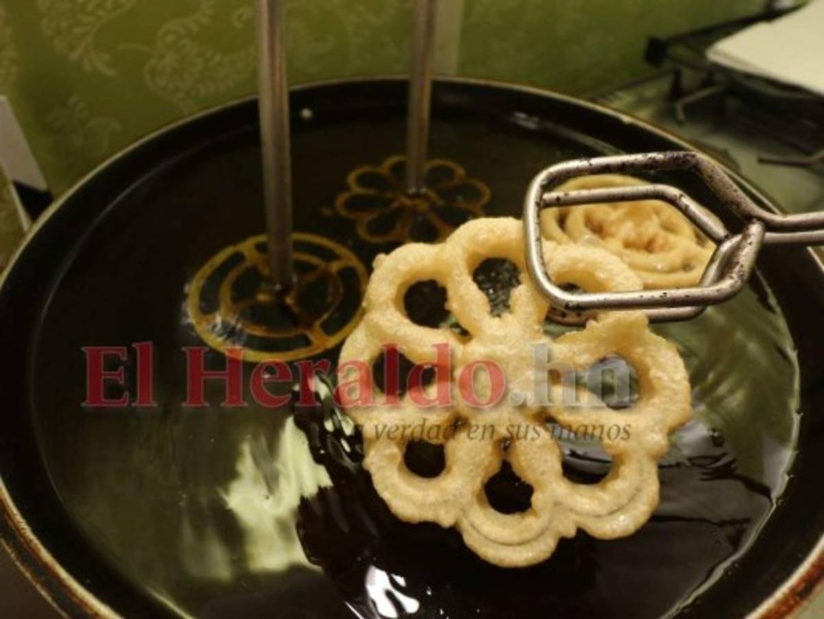 Los buñuelos pasan por el proceso de cocción donde se les da el punto para tener buen sabor. Foto: Johny Magallanes/ EL HERALDO.