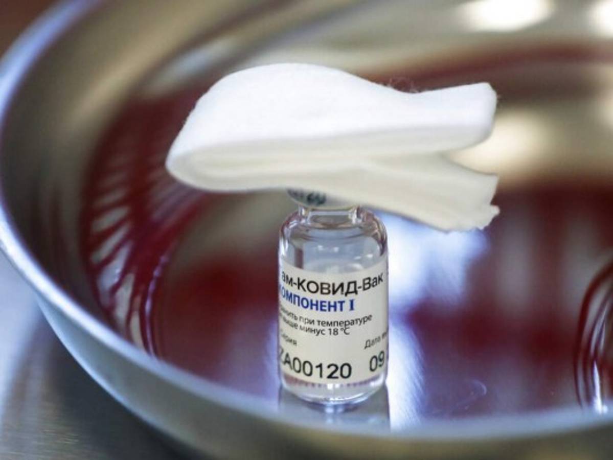 Un pequeño frasco como este podría ser la solución definitiva a la pandemia que ya deja 1.5 millones de muerte y 65 millones de casos. Foto: AP.