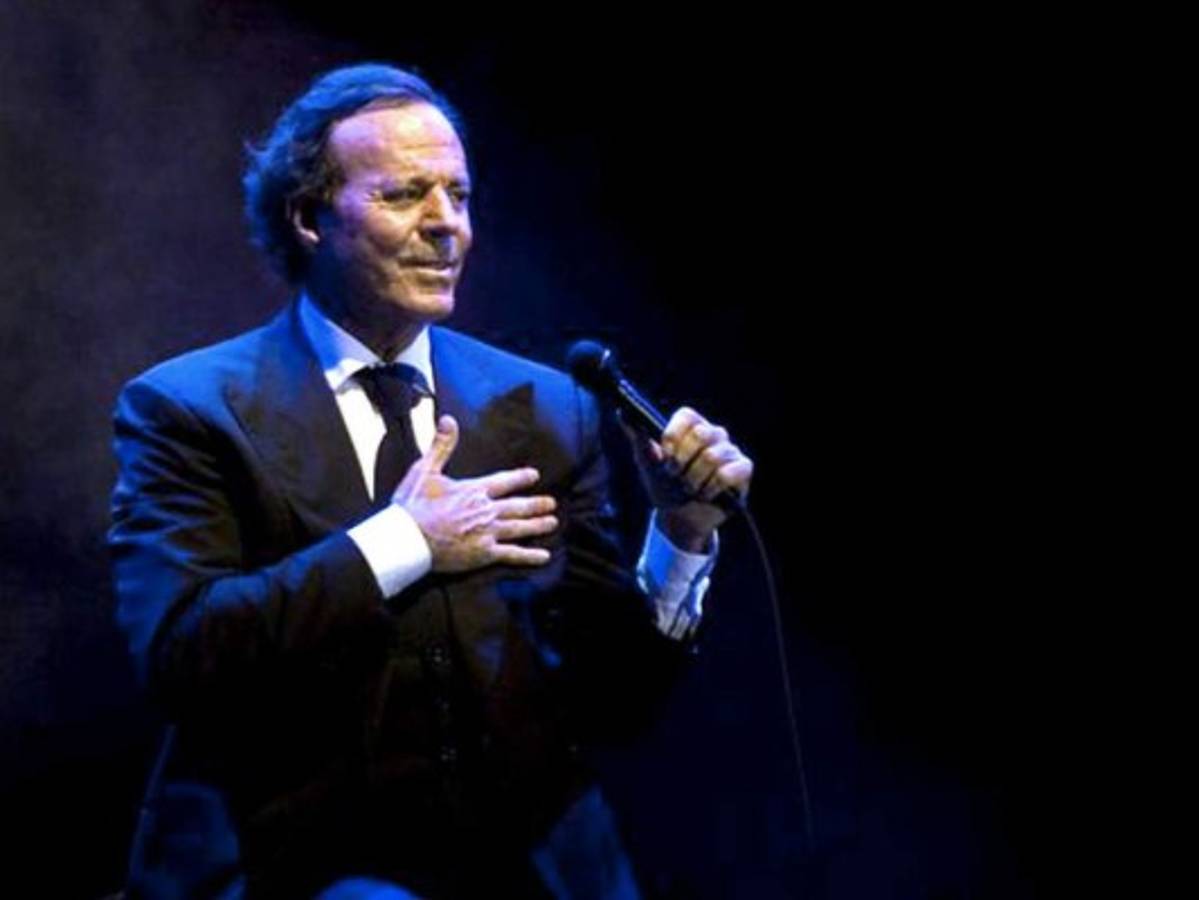 Julio Iglesias regresa a los escenarios y anuncia gira mundial