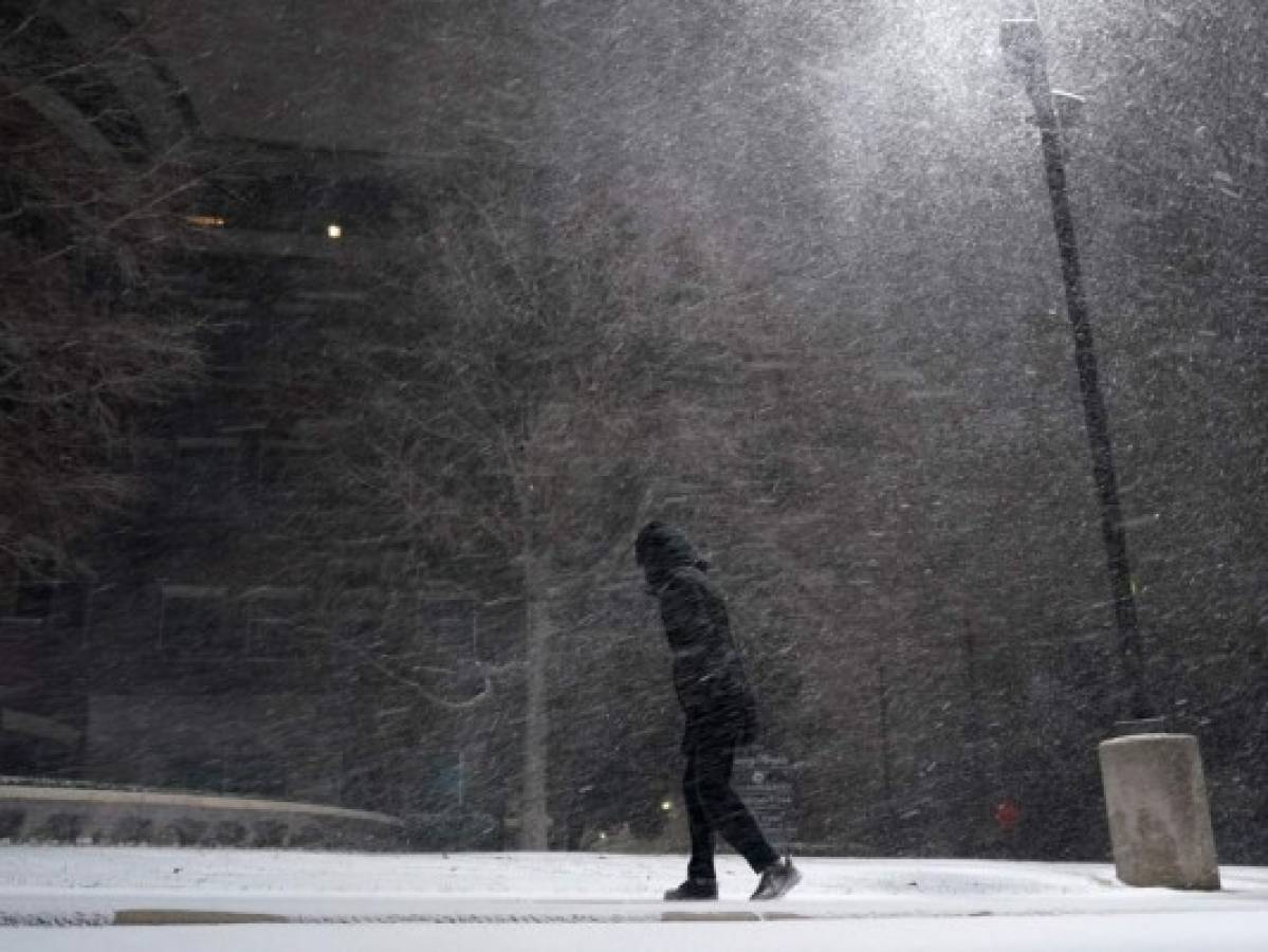 Tormenta invernal deja cortes de luz y llanuras nevadas en Texas