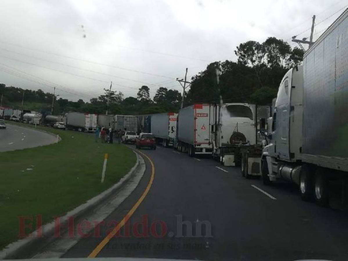 Así permanecen los vehículos de carga pesada estacionados en un carril sobre la CA-5 en señal de protesta.