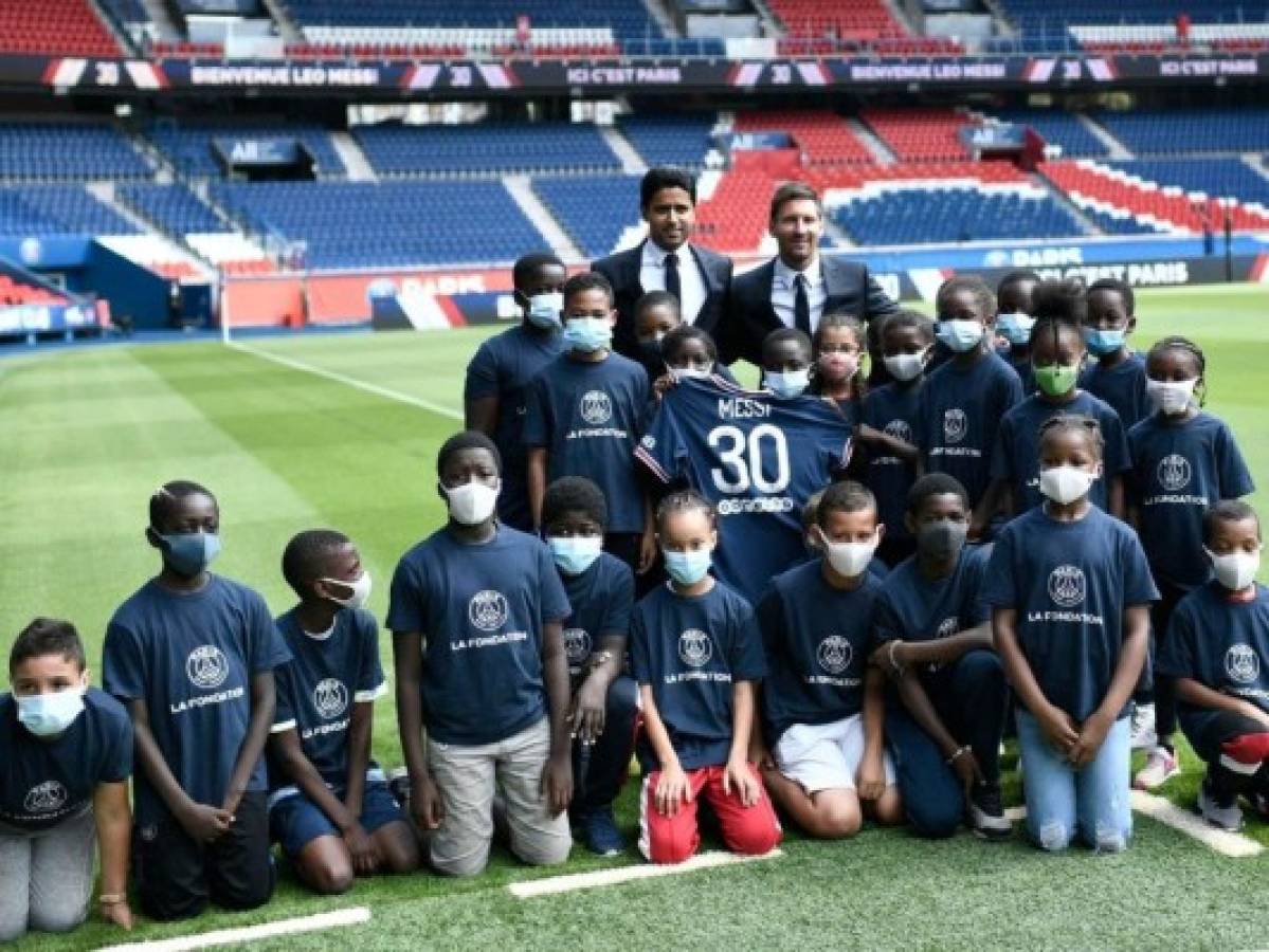 Leo y Nasser Al-Khelaifi junto a niños de la Fundación del PSG. Foto: AFP/Twitter