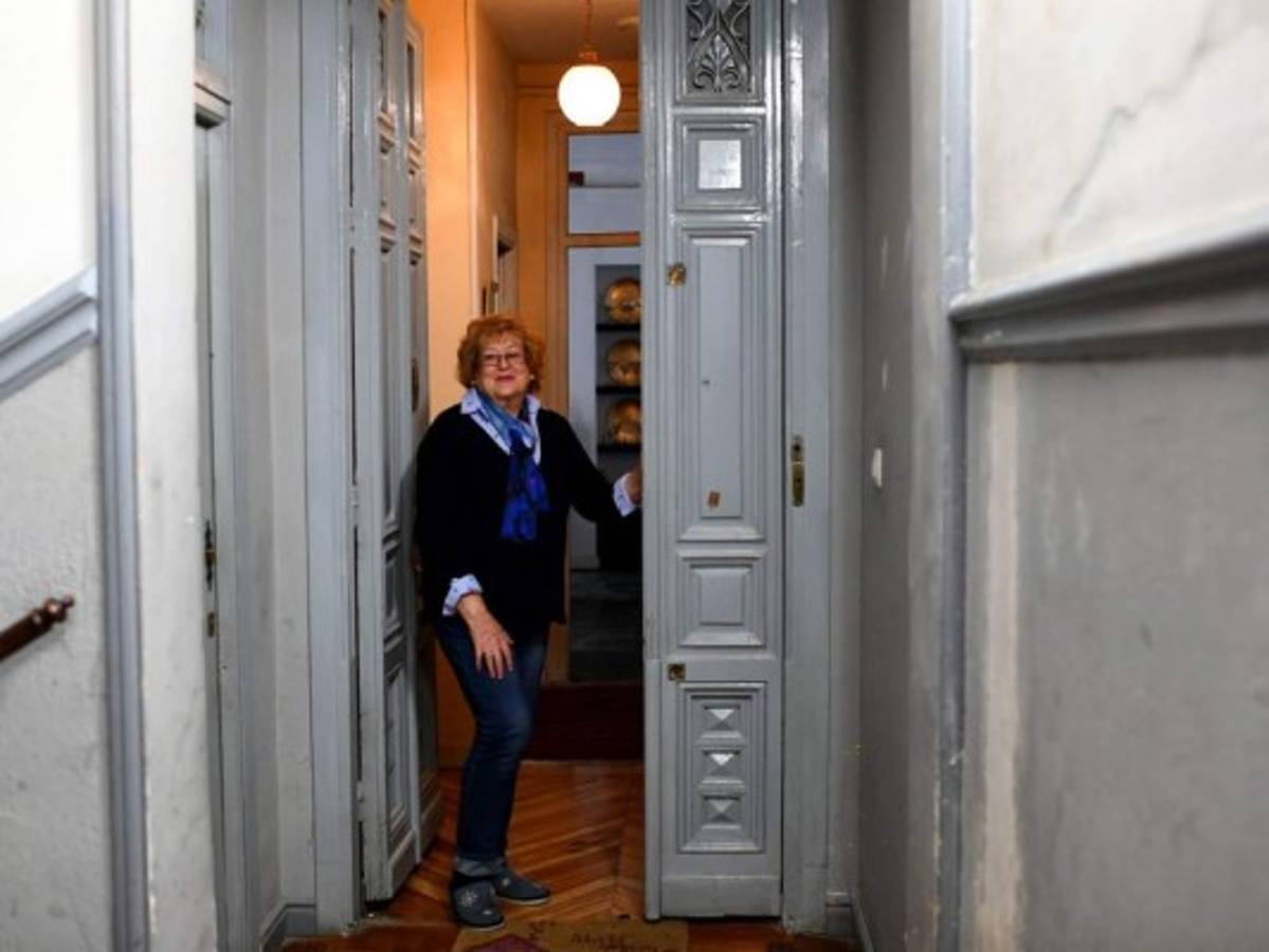 Abuelas españolas bailan o hacen jardinería confinadas en sus casas