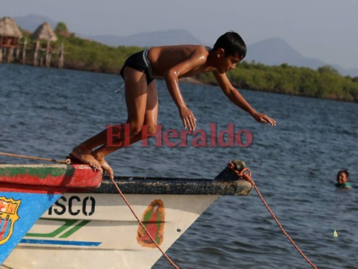 Michael aprovecha el clima de San Lorenzo para zambullirese en el mar.