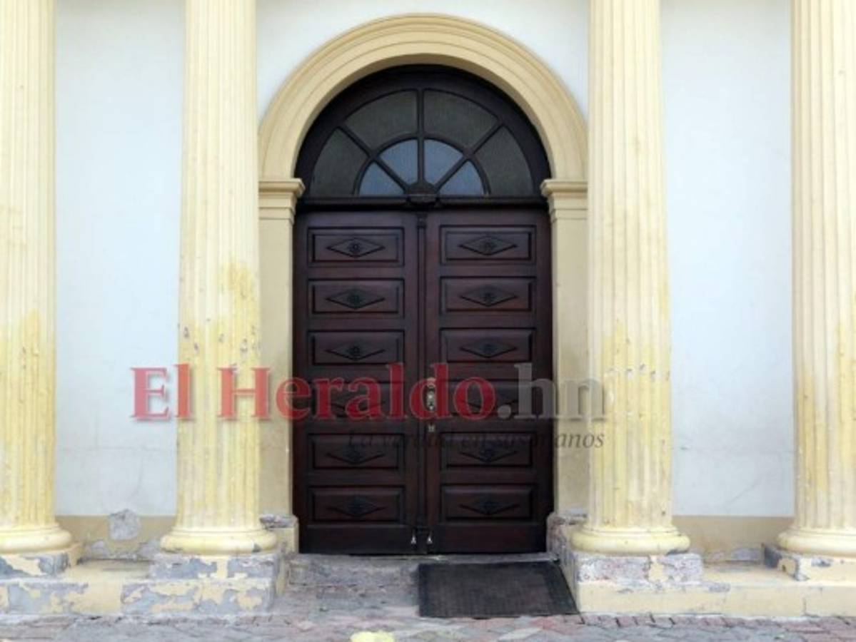 Las puertas de la ermita y la Basílica están cerradas, no hay peregrinos este año. Foto: Marvin Salgado/ EL HERALDO