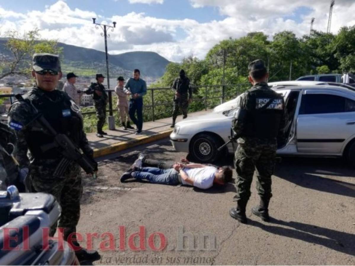 Las autoridades detuvieron a tres presuntos secuestrados enfrente del estadio Birichiche. Foto Johny Magallanes| EL HERALDO