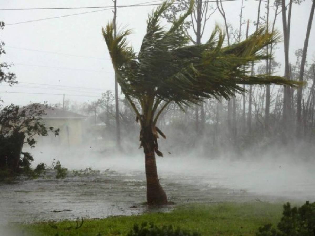 Huracán Dorian cobra cinco muertos en las Bahamas y EEUU evacúa costa