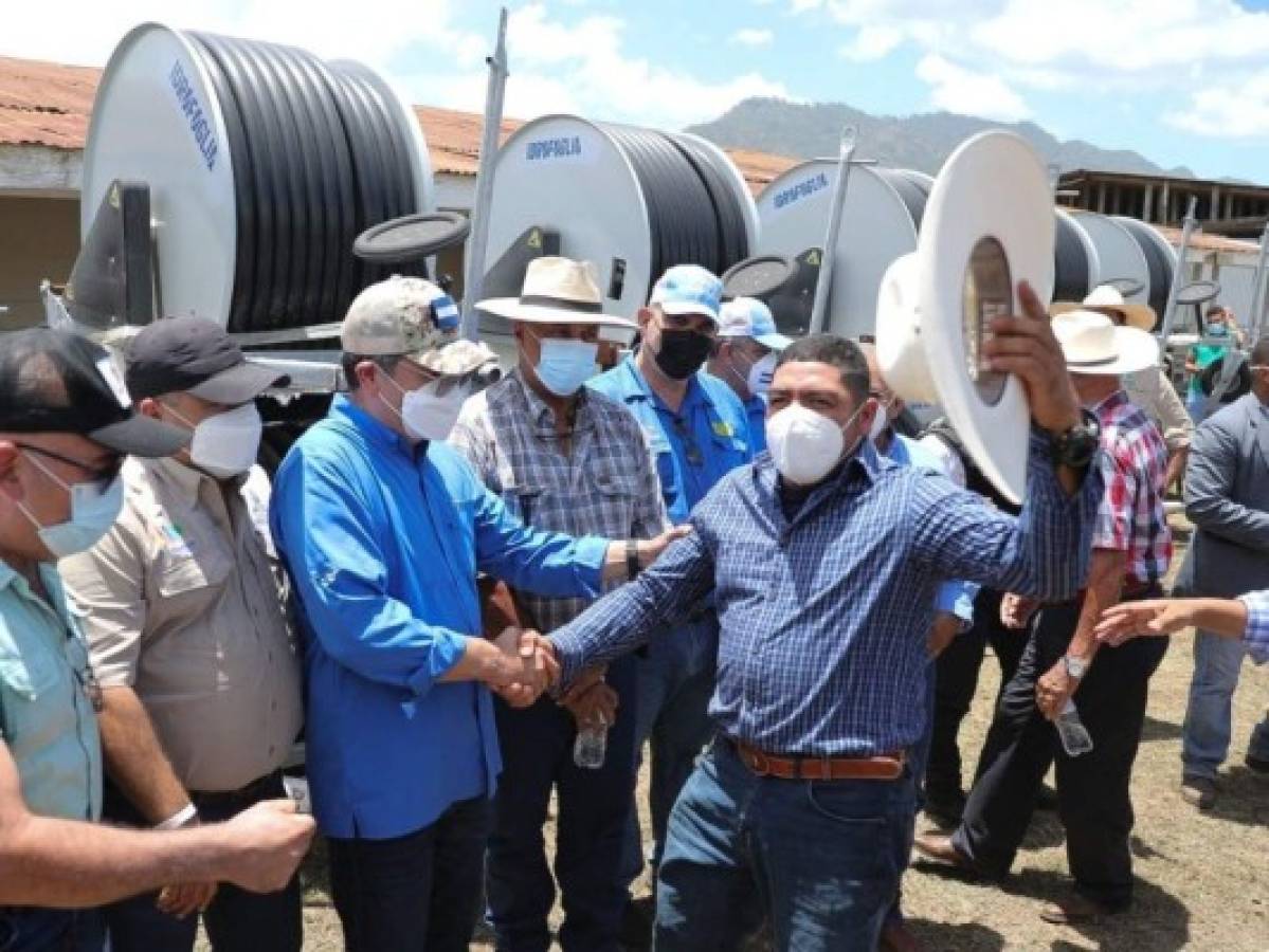 Presidente Hernández entrega 60 sistemas de riego a productores de Olanchito