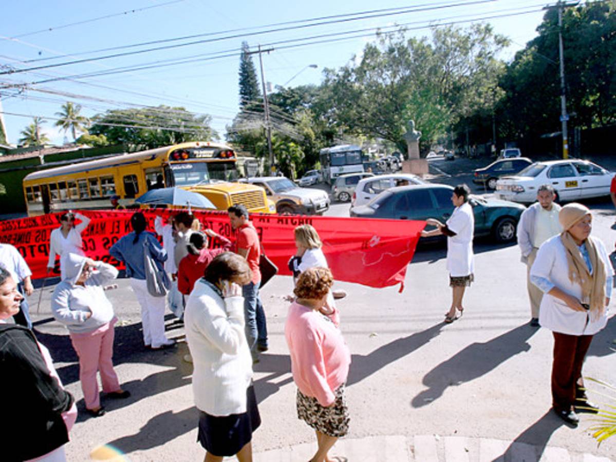 Empleados de Salud exigen pago de salarios atrasados