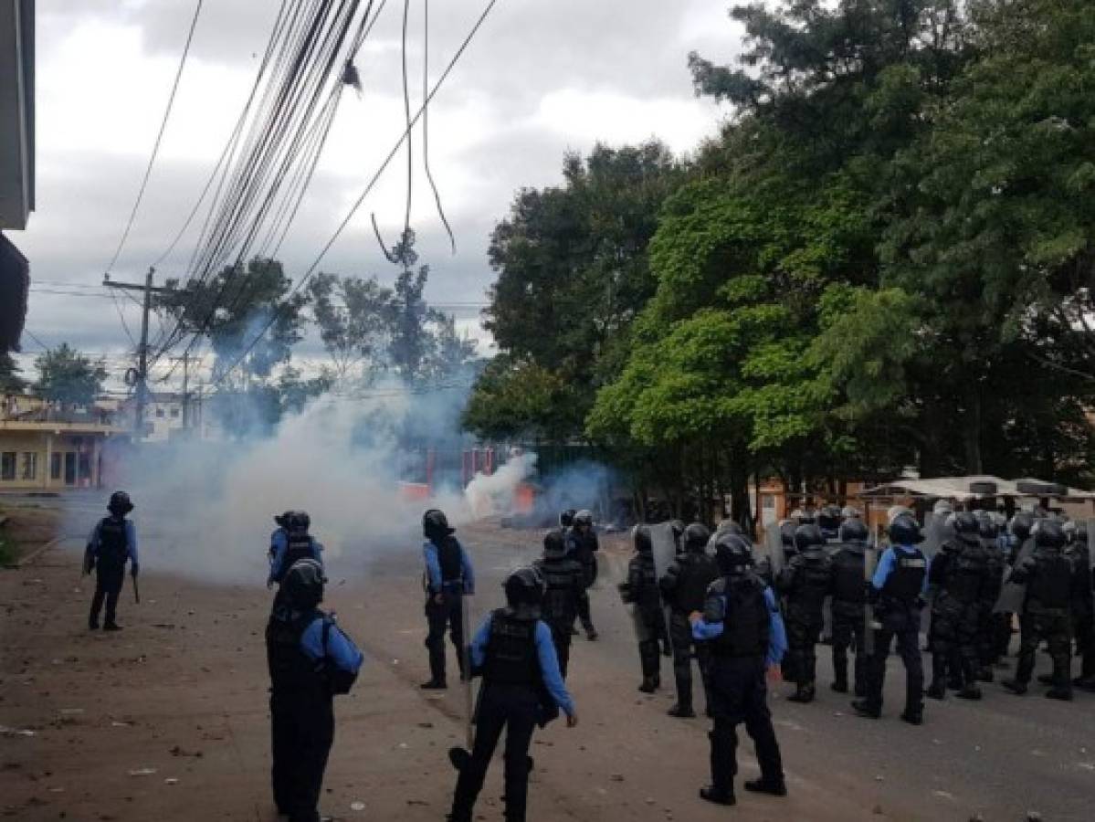 Estudiantes protestan tras lanzamiento de bomba lacrimógena en el interior del Instituto Técnico Honduras