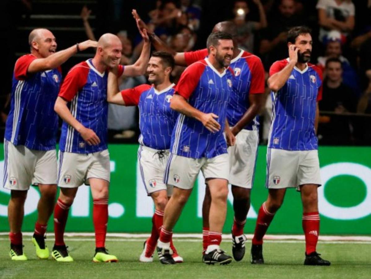 Los jugadores de France 98 celebran después de que Zinedine Zidane marcara un gol. Foto AFP