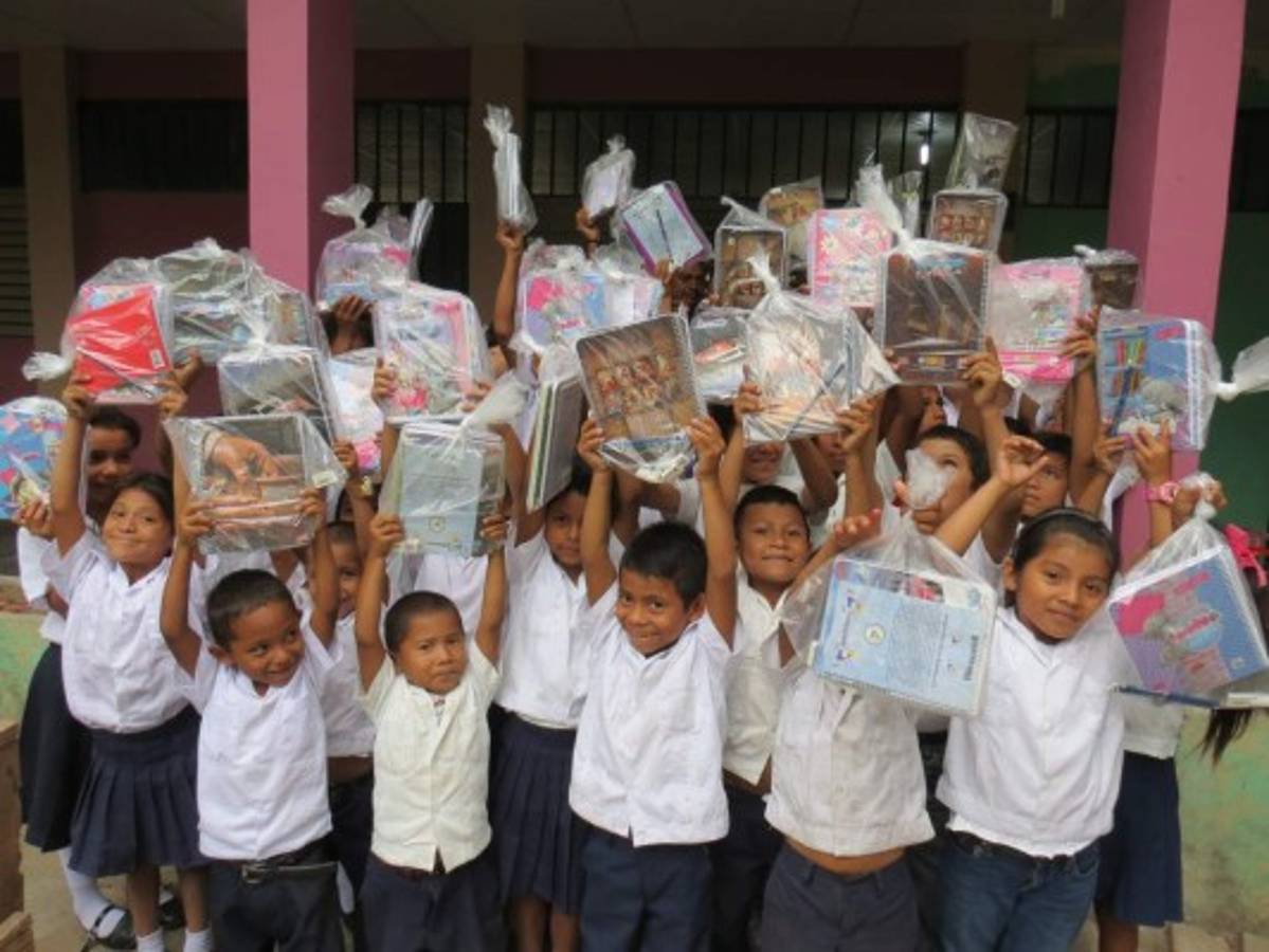 Más de 40 niños de la Escuela Cleotilde Boquín de Comayagua tienen útiles