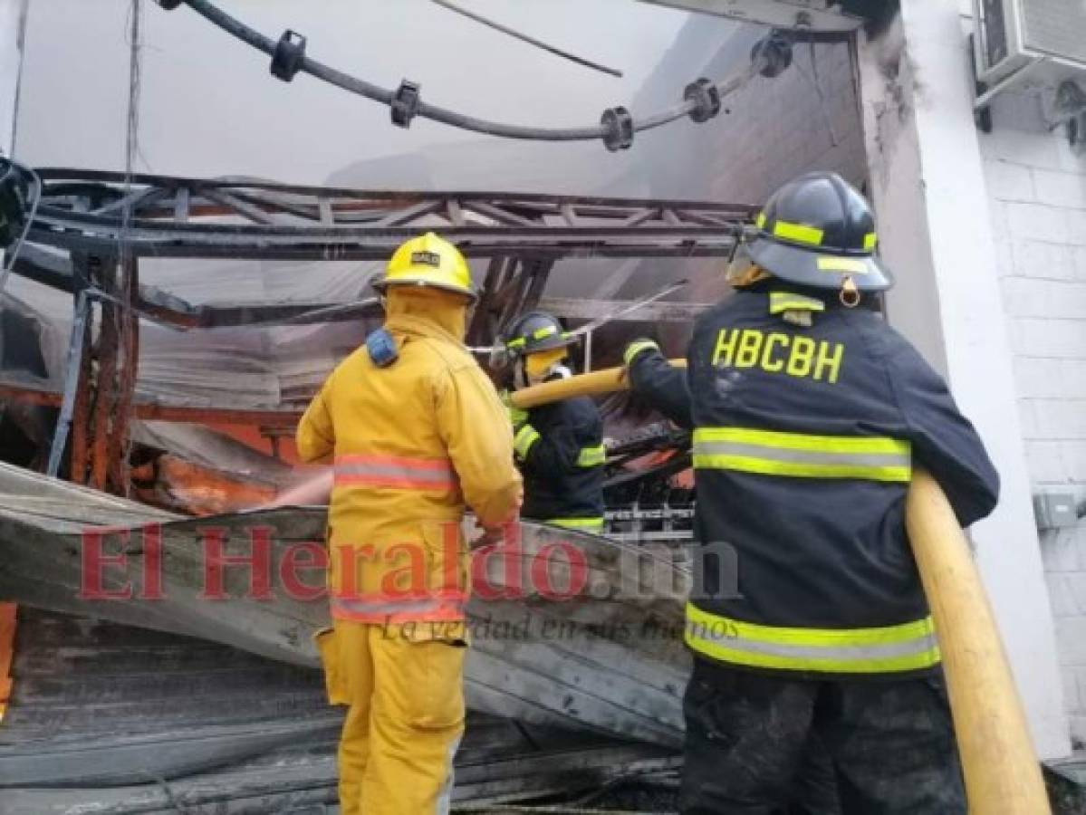 Los techos del inmenso local cedieron ante el pavotoso incendio. Foto: Estalin Irías/ EL HERALDO