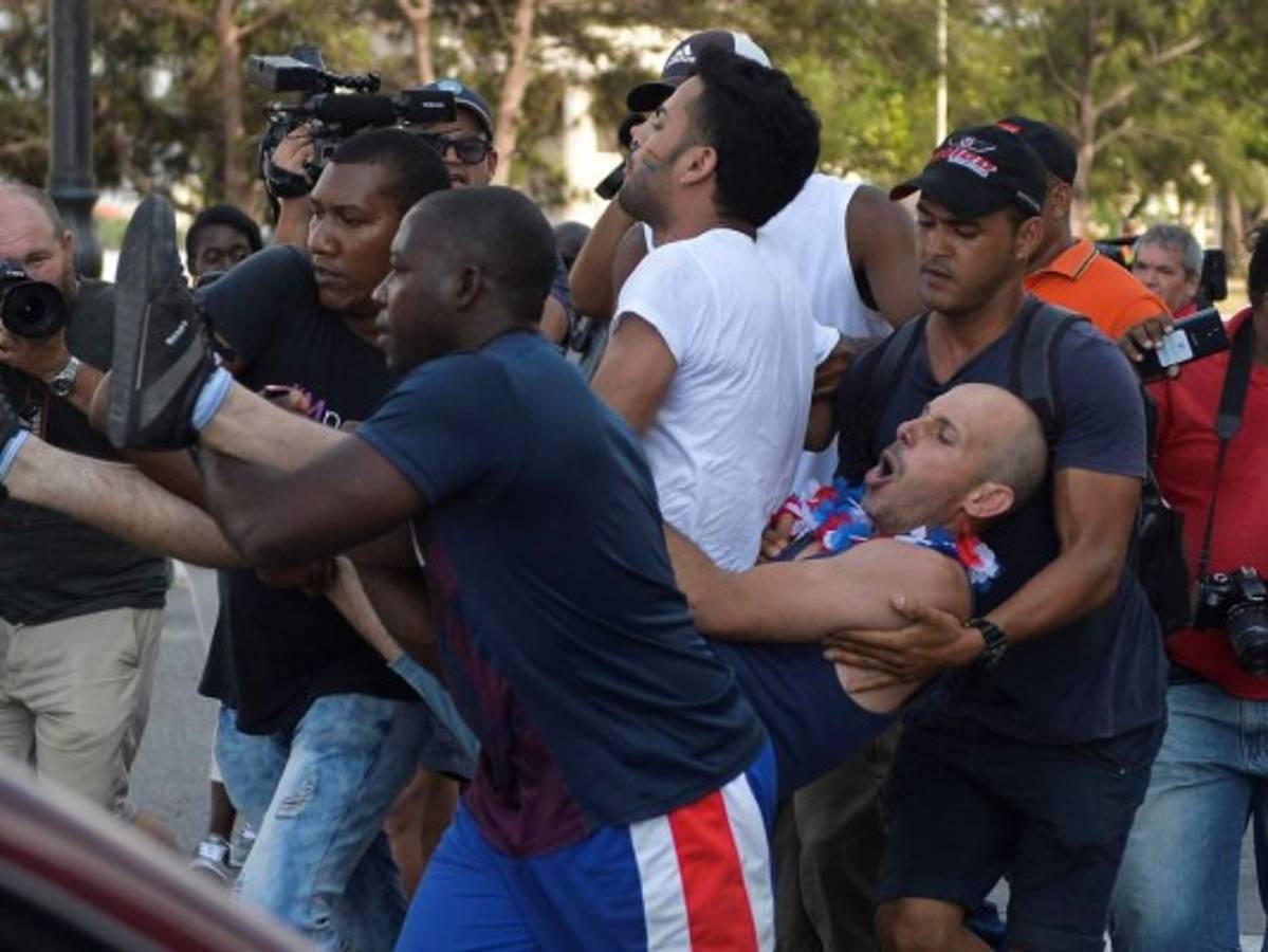 Policía de Cuba frustra marcha de la comunidad LGBTI en La Habana