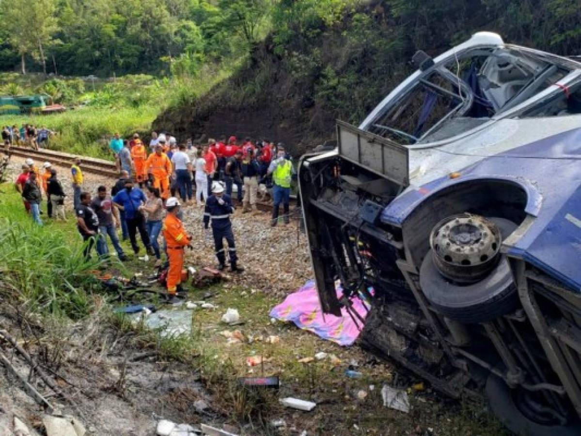 Al menos 16 muertos al caer un autobús a barranco en sureste de Brasil