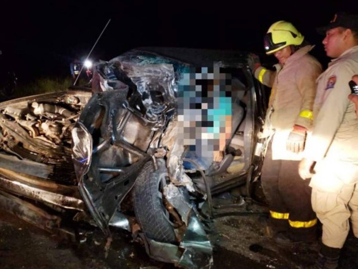 Conductor muere al impactar vehículo contra una rastra en Valle