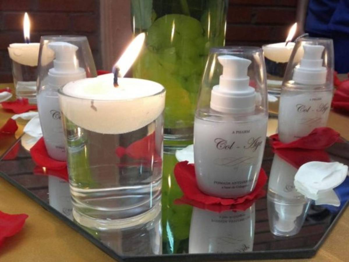 Universitarios de Química y Farmacia realizan feria de productos propios