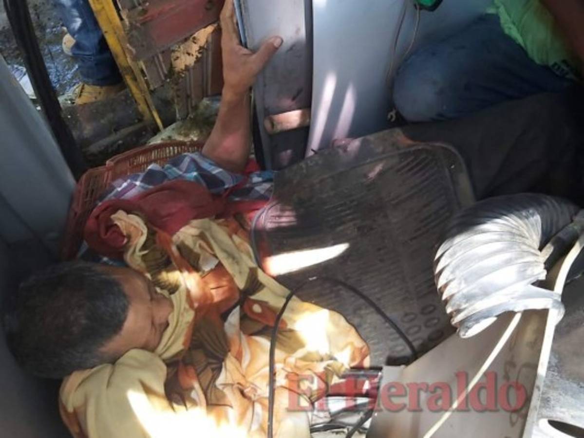 Los bomberos trabajaron por más de una hora para poder liberar a la persona atrapada.