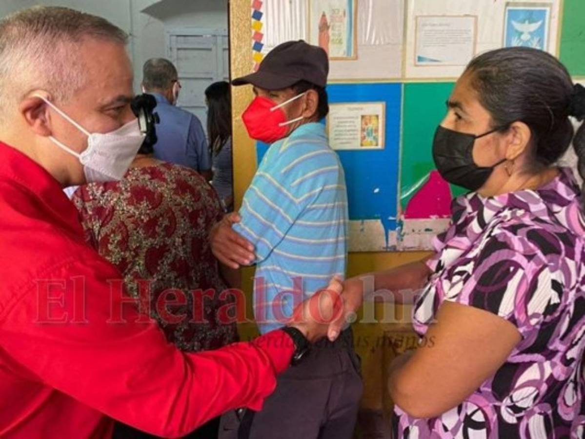 Yani Rosenthal acompaña a Quintín Soriano a votar en Choluteca