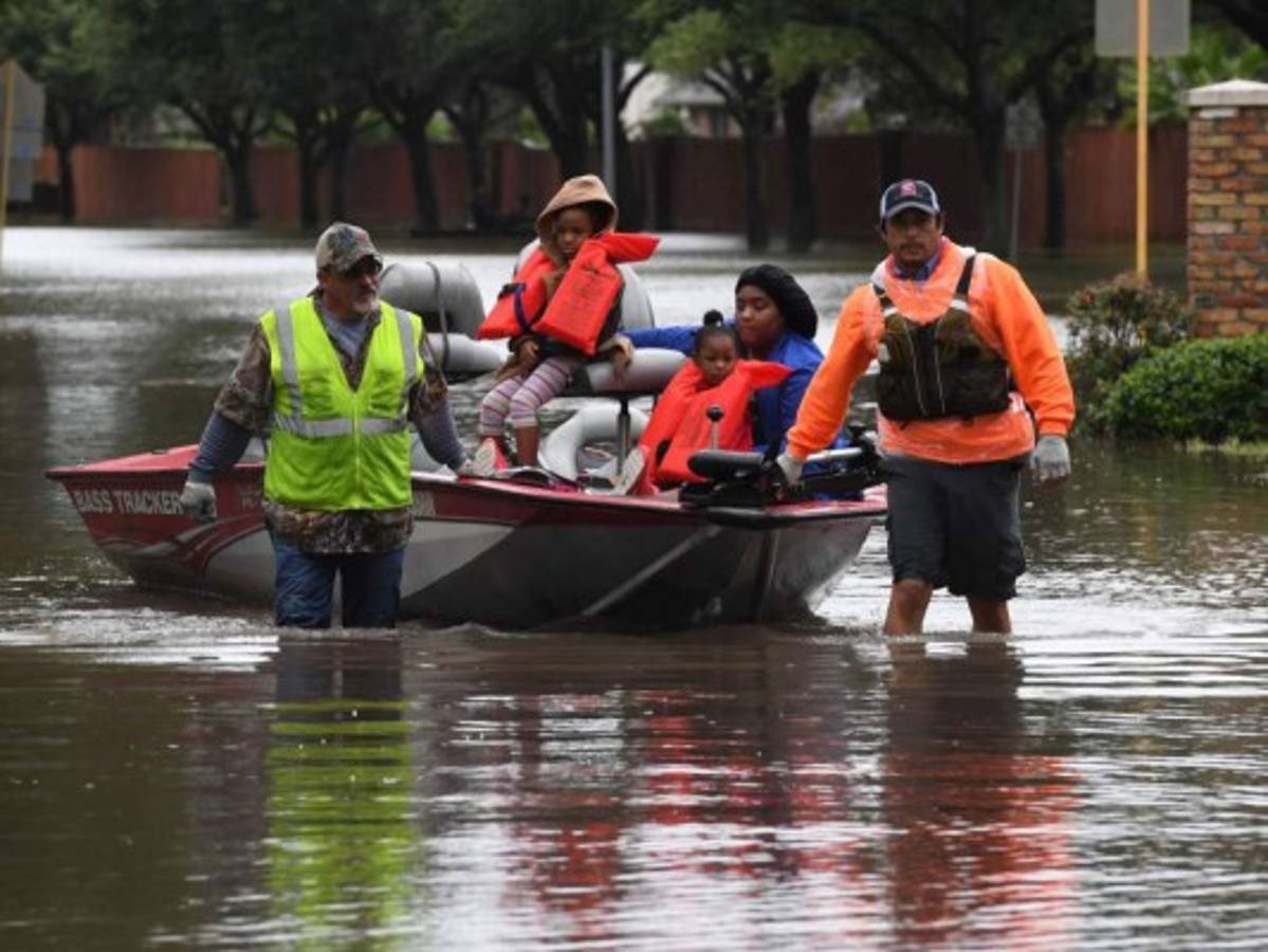 Policía de Houston muere atrapado en su patrulla durante paso de Harvey