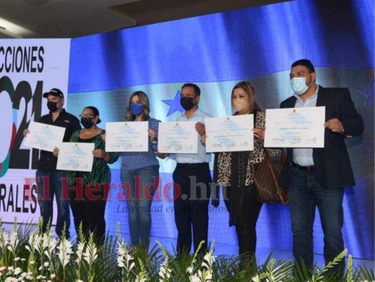 Así se desarrolló la entrega de credenciales en el nivel de diputaciones por el CNE (FOTOS)