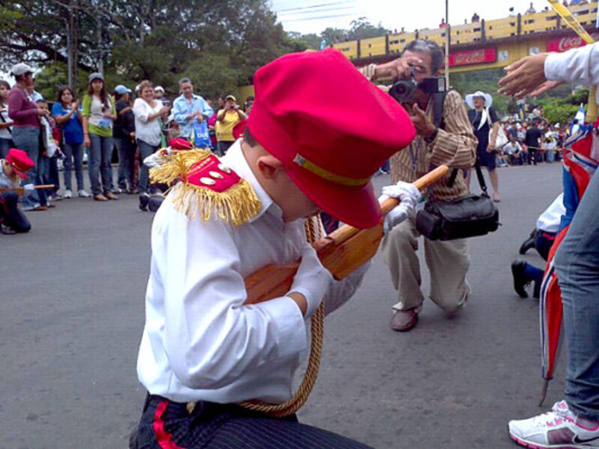 Derroche de civismo y belleza en desfiles patrios