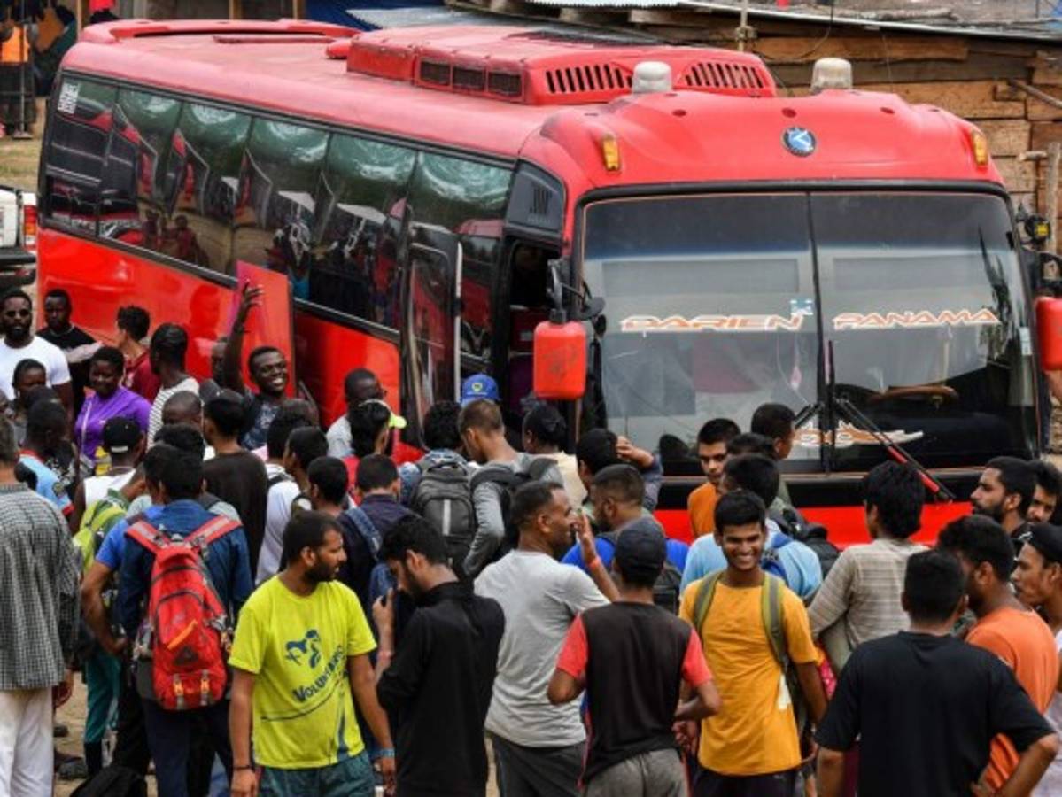 Migrantes desbordan frontera de Panamá; tras cruzar el 'infierno' de la selva