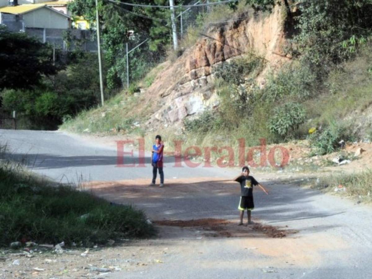 Llena de agujeros está la calle principal de la aldea El Tablón en la capital de Honduras  