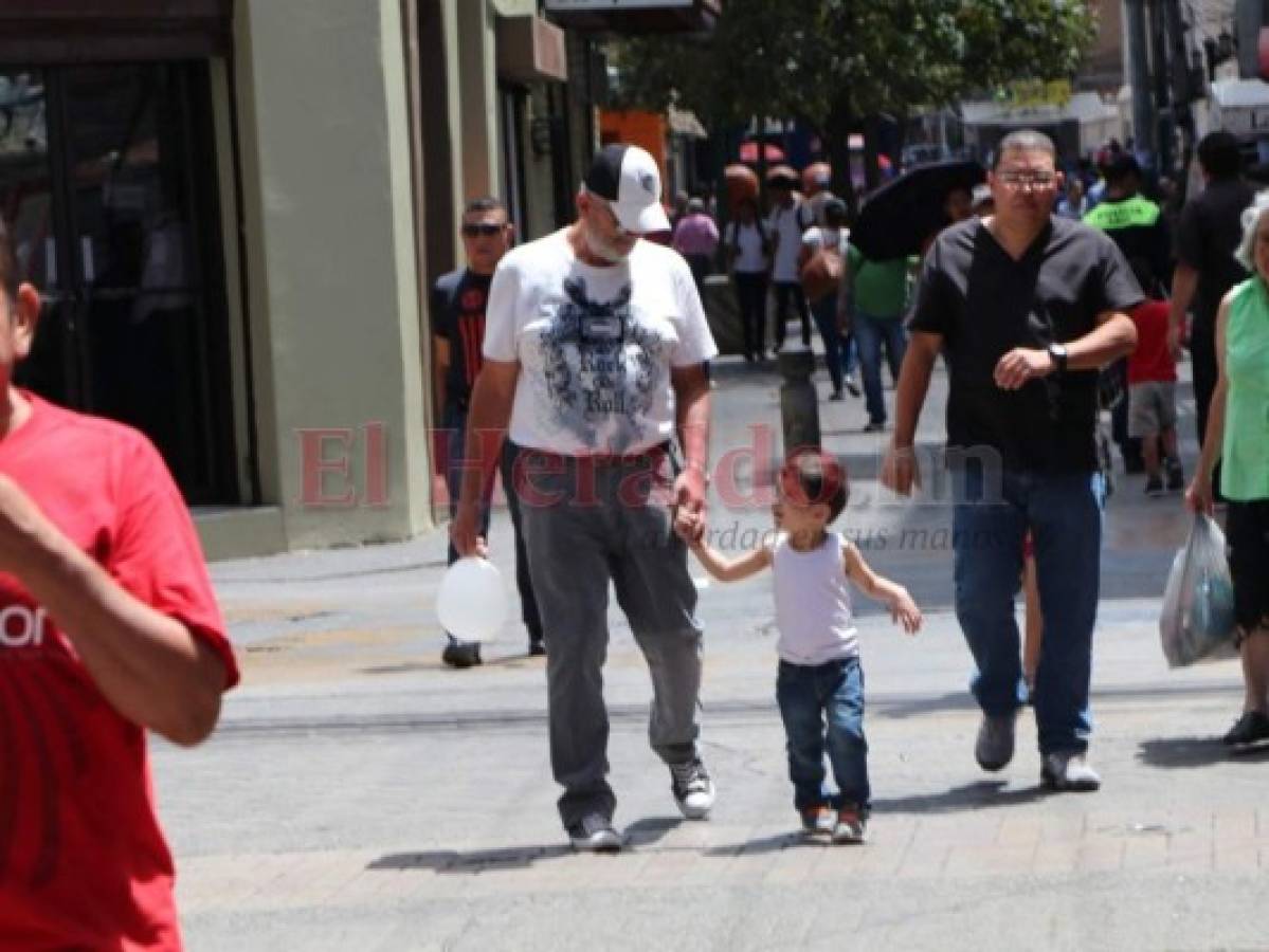 Los abuelos también son parte ejemplar y cuidan a sus nietos tal y como cuidaron a sus hijos. Foto: Eduard Rodríguez/EL HERALDO.