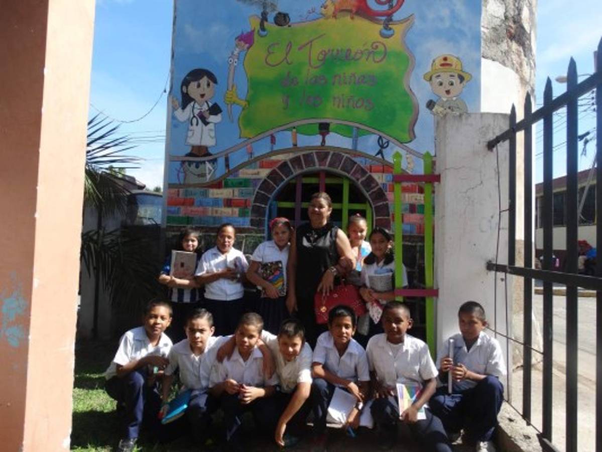 Niños se apasionan por la lectura en antiguo cuartel en La Paz
