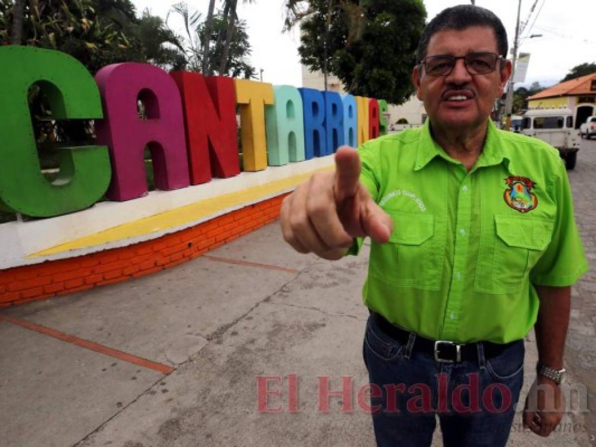 “Mi papá nos decía que pantalones en la casa solo los de él y los de sus hijos. No les permitía novios a mis cuatro hermanas y a todas las mandó a estudiar a un internado en Danlí”.