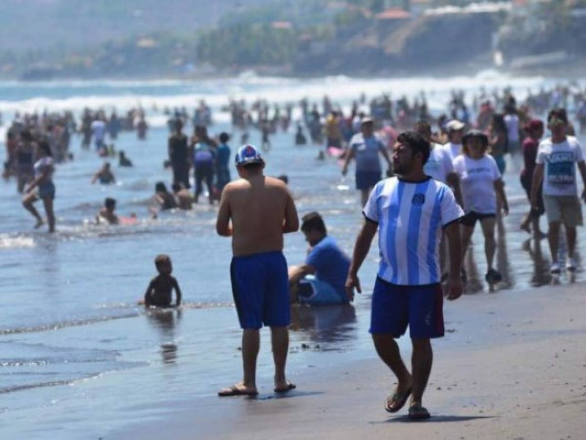 Presos salvadoreños limpian playas antes de Semana Santa