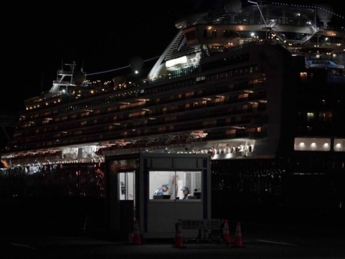 Pasajeros de crucero desembarcan en Japón; más de 2,000 muertos por coronavirus en China