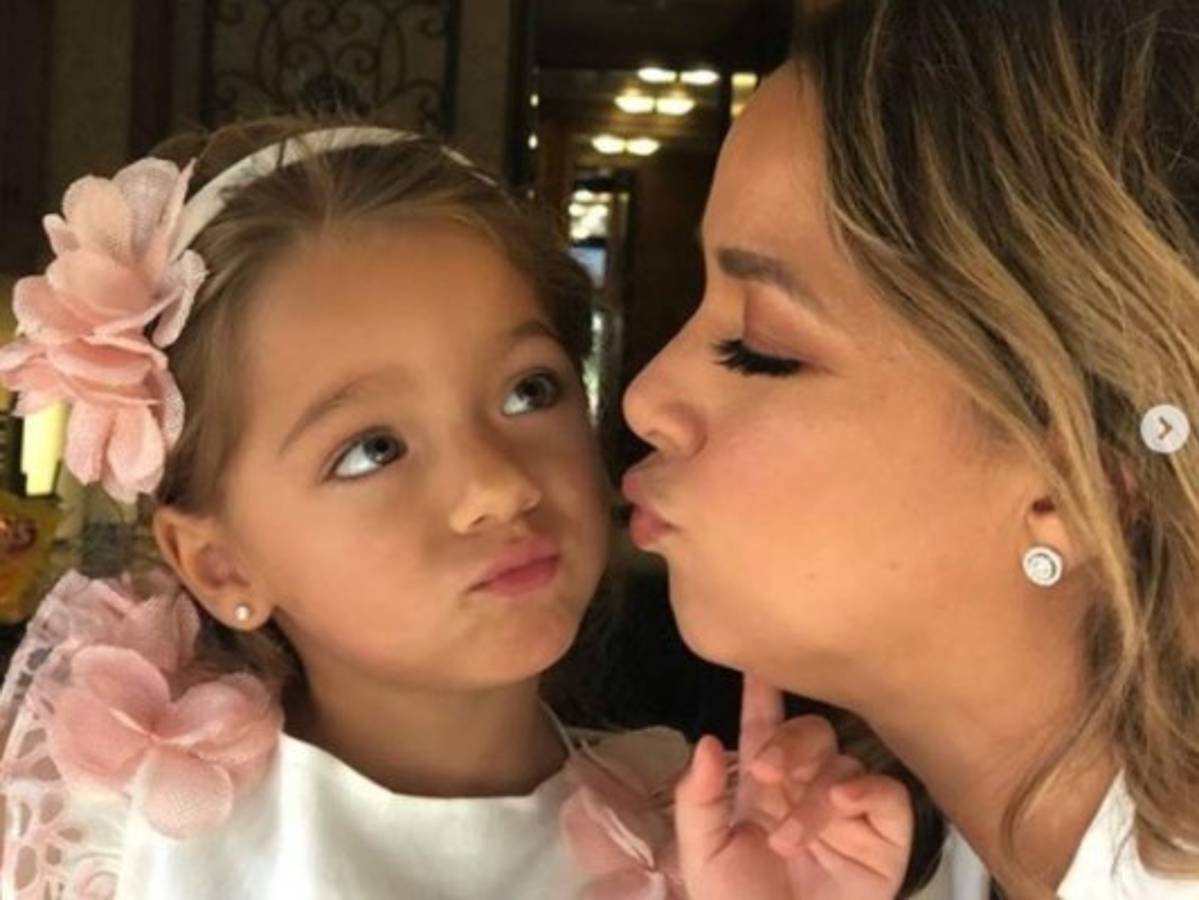 Alaïa llega al hospital para cuidar a su mamá Adamari López  