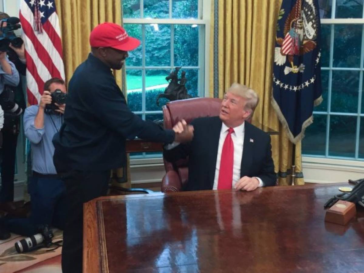 Donald Trump y Kanye West: Colchón, gorra y Superman en la Oficina Oval