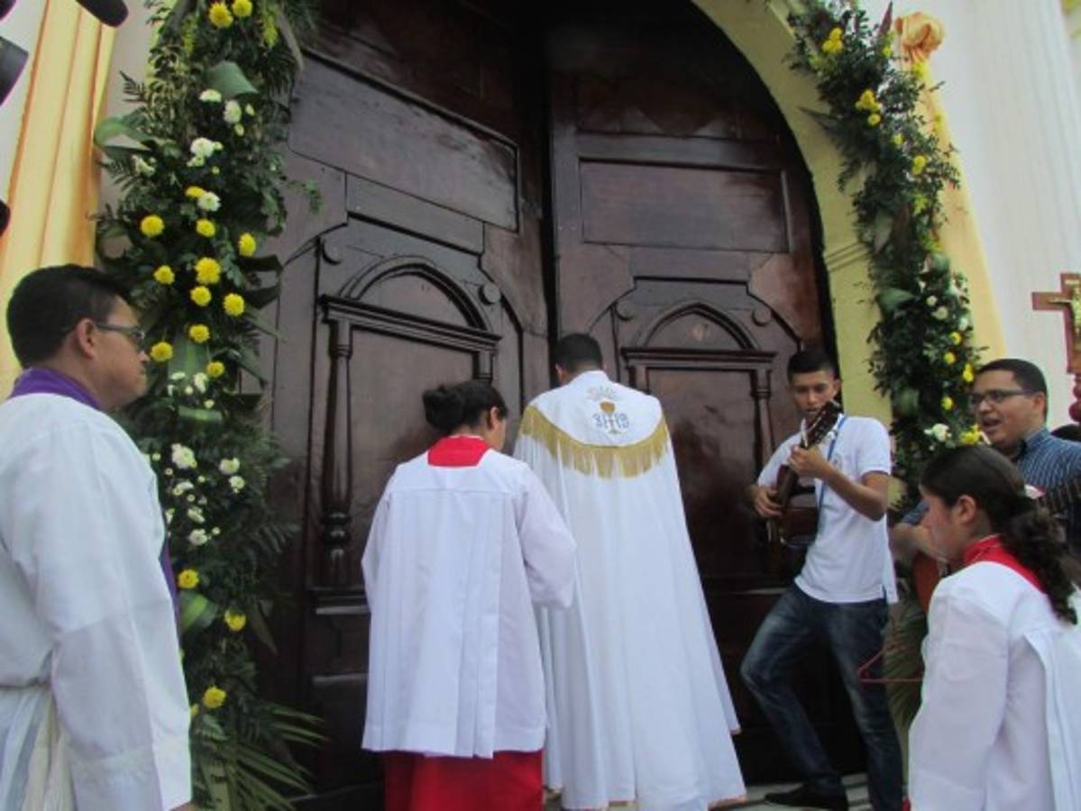 Los feligreses se congregaron a festejar el Día de la Divina Misericordia.