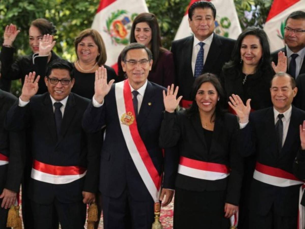 Presidente de Perú juramenta gabinete tras disolver Congreso