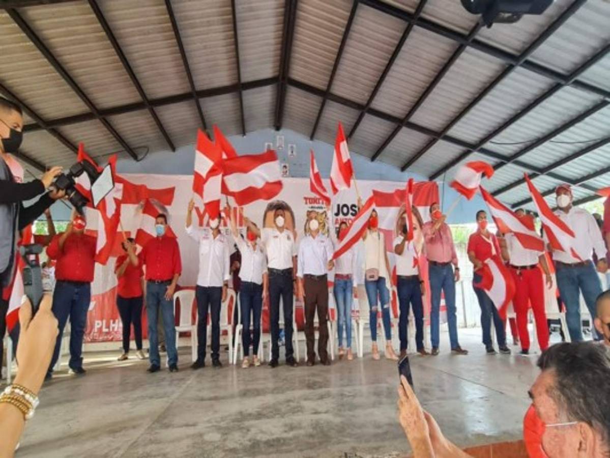 Con promesas y pidiendo voto en plancha, candidatos a la presidencia recorren Honduras (FOTOS)