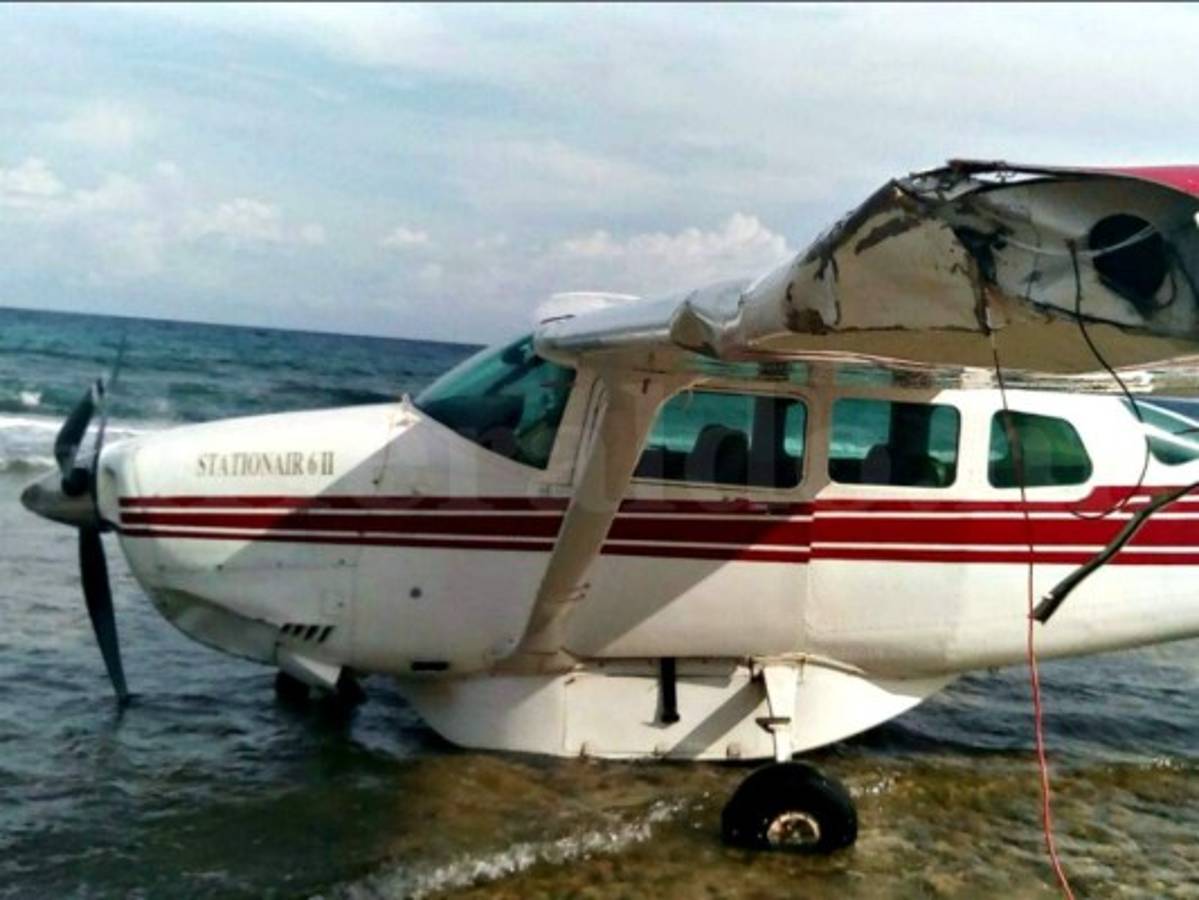Heroico: Piloto logra aterrizaje de emergencia con avioneta sobre playa de Utila