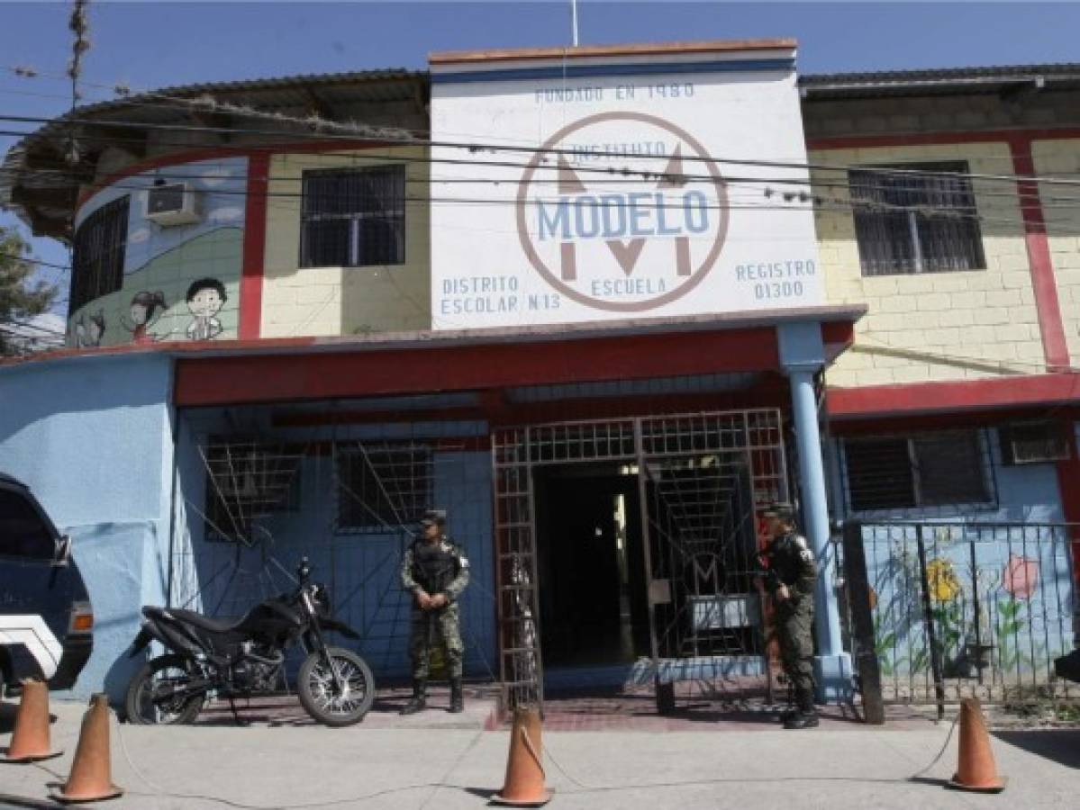 Bajo resguardo militar reanuda las enseñanzas el Instituto Modelo